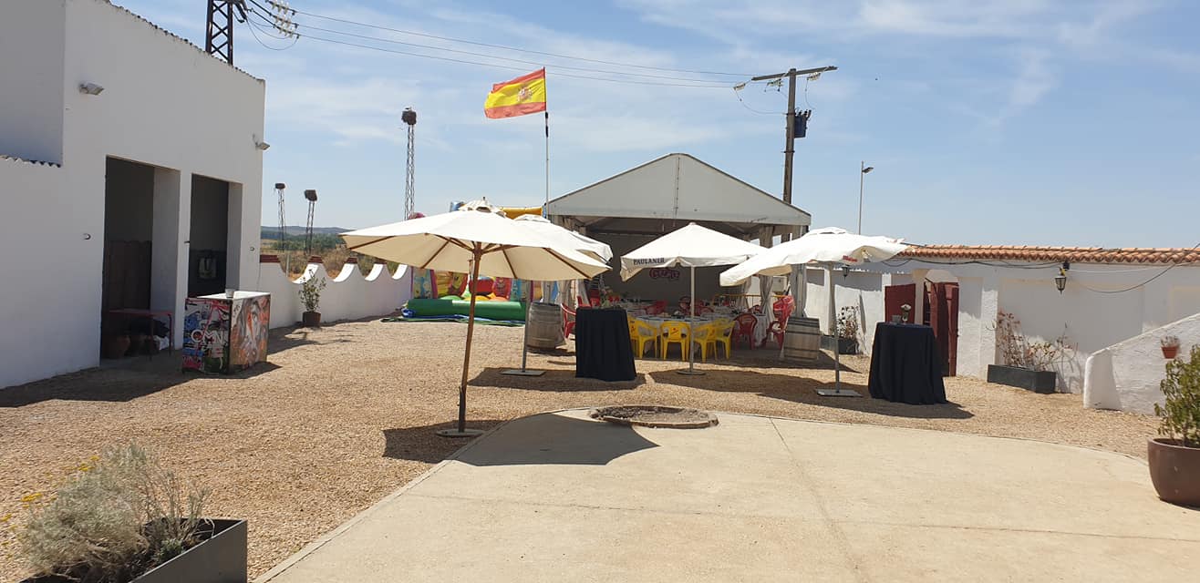 Área exterior con sombrillas y carpa para eventos
