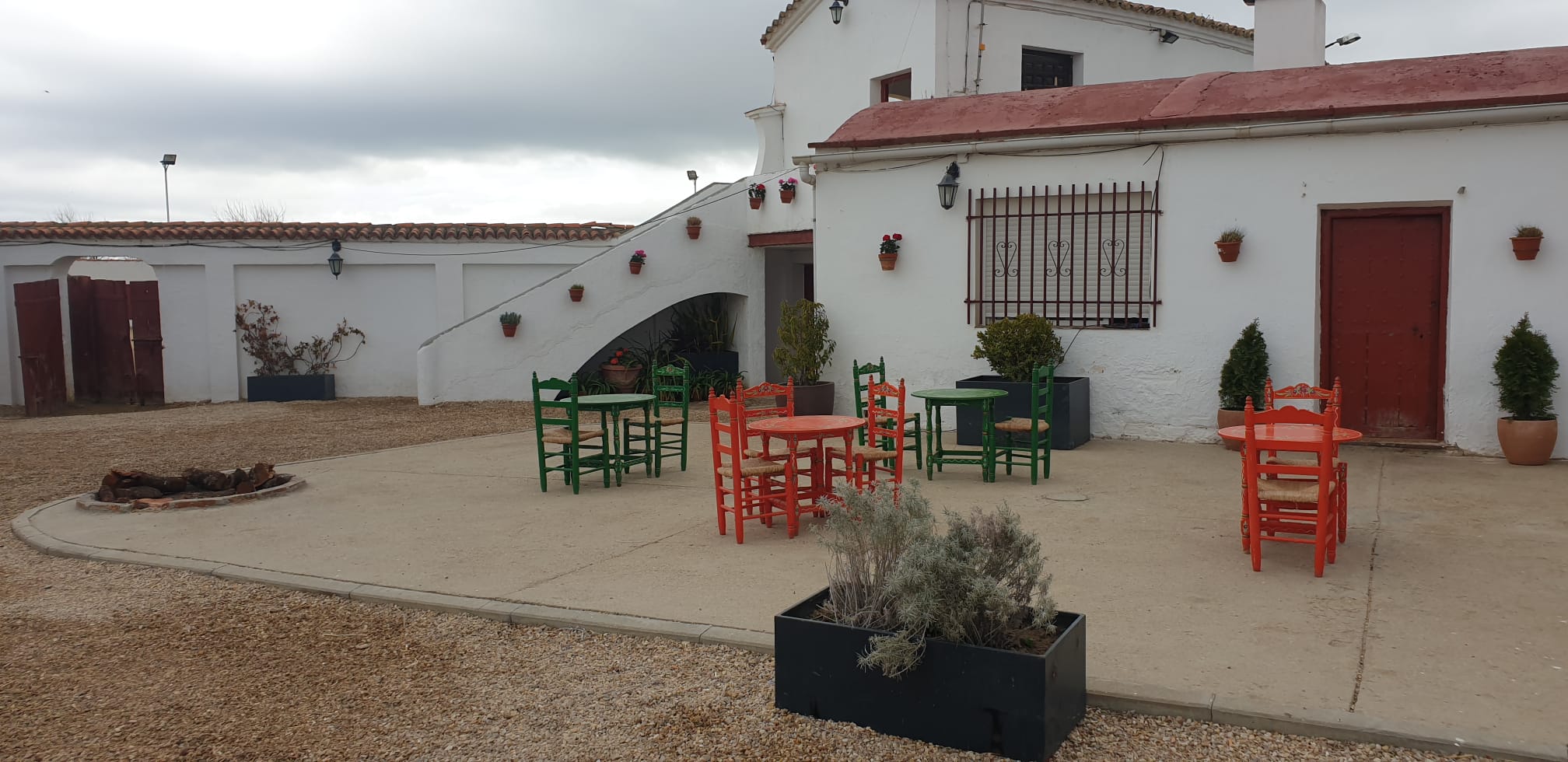 Área de descanso con sillas y mesas