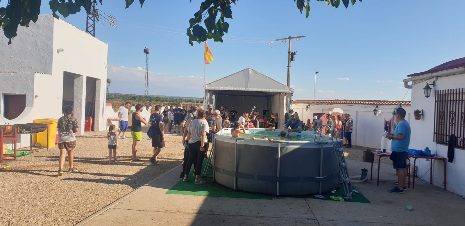 Evento con piscina al aire