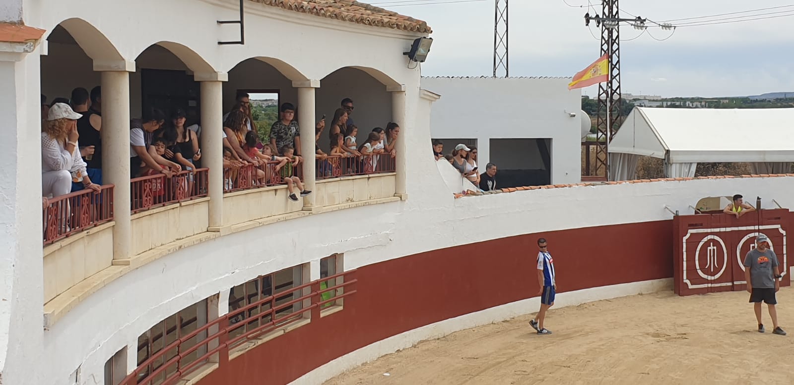 Plaza de toros con espectadores.