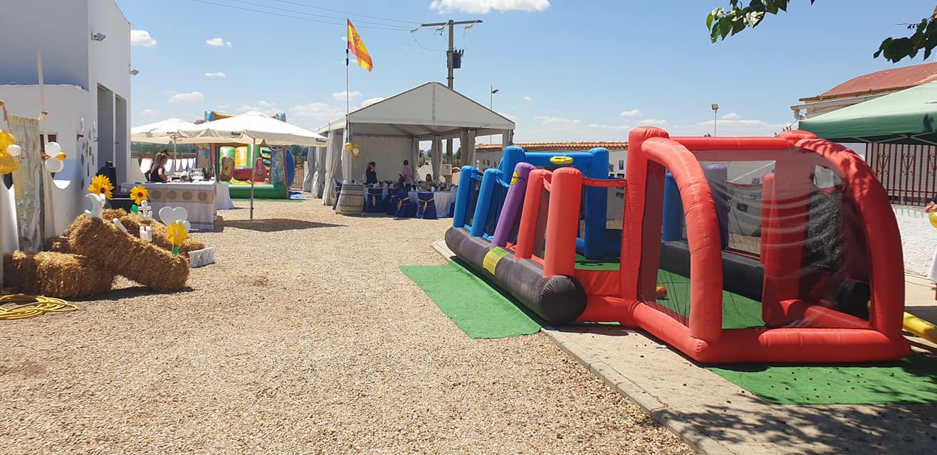 Área de eventos infantiles con juegos inflables